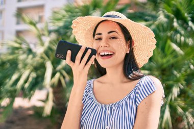 Keyifli, neşeli, şehir, zevk, ifade, eğlence, kız, mutlu, şapka, Hispanik, tatiller, seyahat, Latince, yaşam tarzı, açık hava, insan, portre, gülümseme, gülümseme, sokak, yaz, güneş ışığı, turizm, turizm, şehir, seyahat, seyahat, gezi, şehir, tatil, va