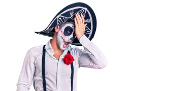 Arka planda ölü kostümünün giyildiği gün giyilen adam el ele verip hata yaptığını hatırladı. Unuttum, kötü hafıza kavramı. 