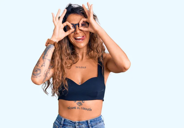 Mujer Hispana Joven Con Tatuaje Usando Ropa Casual Gafas Haciendo — Foto de Stock