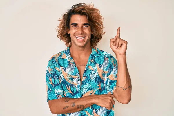 Yaz Tişörtü Giyen Genç Spanyol Adam Gülümsüyor Mutlu Bir Şekilde — Stok fotoğraf
