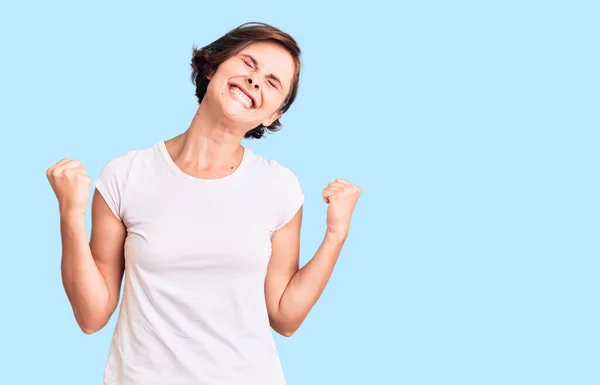 Bella Giovane Donna Con Capelli Corti Indossa Abiti Casual Molto — Foto Stock