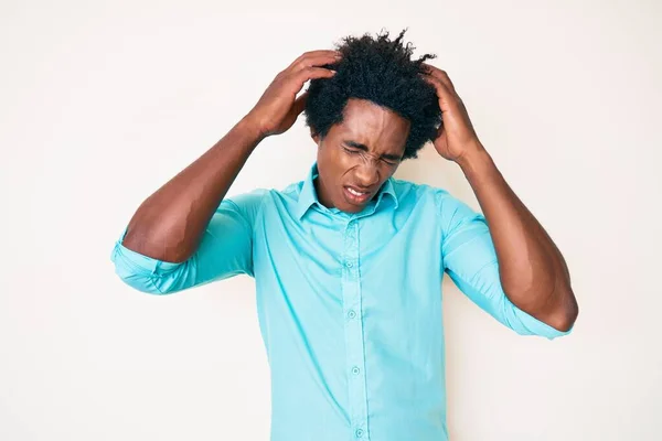 Bonito Afro Americano Com Cabelo Afro Vestindo Roupas Casuais Sofrendo — Fotografia de Stock