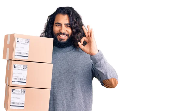 Homem Árabe Jovem Segurando Pacote Entrega Fazendo Sinal Com Dedos — Fotografia de Stock