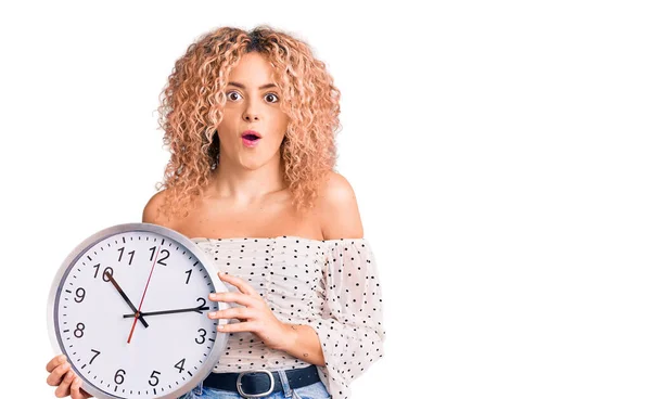 Jonge Blonde Vrouw Met Krullend Haar Houden Grote Klok Bang — Stockfoto