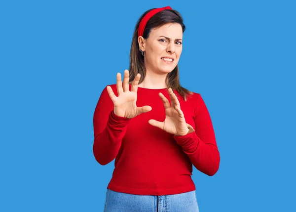 Jovem Mulher Bonita Vestindo Roupas Casuais Expressão Enojada Descontente Temeroso — Fotografia de Stock