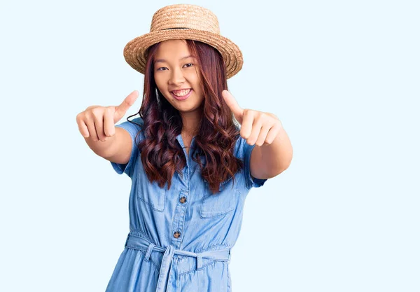 Ung Vacker Kinesisk Flicka Bär Sommar Hatt Godkännande Gör Positiv — Stockfoto