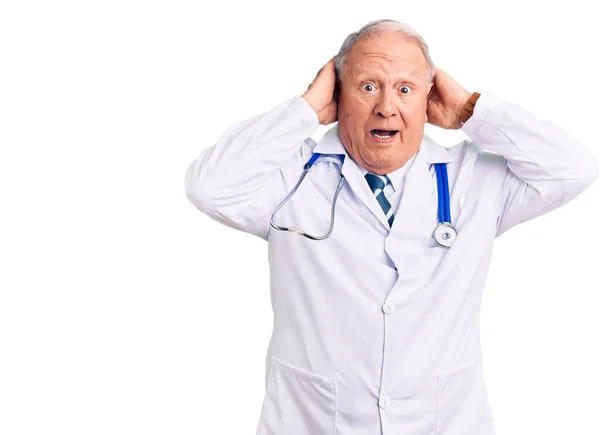 Hombre Mayor Guapo Pelo Gris Con Abrigo Médico Estetoscopio Loco — Foto de Stock