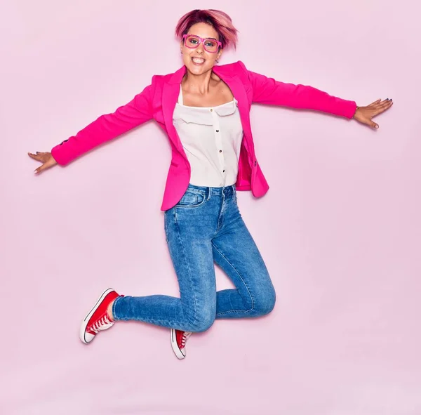 Young Beautiful Businesswoman Pink Short Hair Wearing Elegant Clothes Glasses — Stock Photo, Image