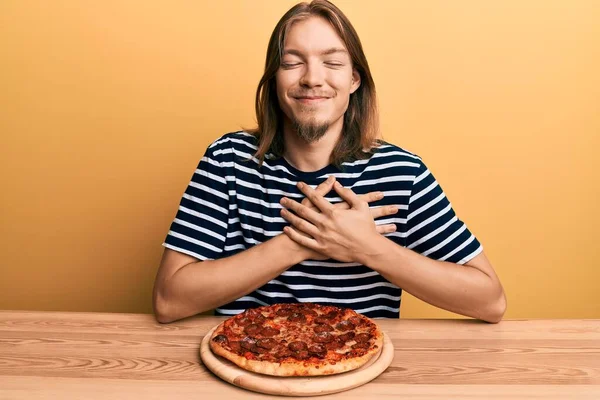 Jóképű Fehér Férfi Hosszú Hajjal Ízletes Pepperónis Pizzát Eszik Csukott — Stock Fotó