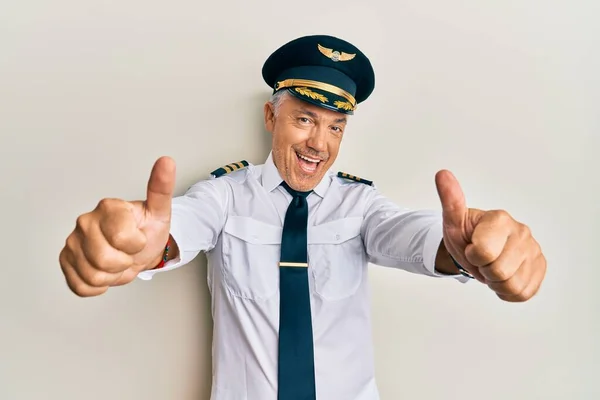 Bello Uomo Maturo Mezza Età Che Indossa Uniforme Pilota Aeroplano — Foto Stock