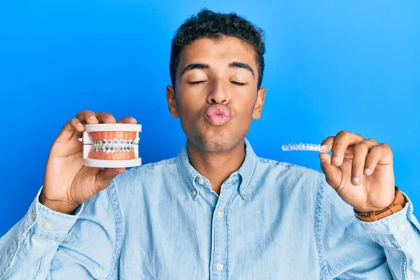 Joven Hombre Afroamericano Guapo Sosteniendo Ortodoncia Alineador Invisible Frenos Mirando —  Fotos de Stock