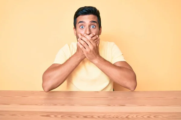 Junger Hispanischer Mann Lässiger Kleidung Der Auf Dem Tisch Sitzt — Stockfoto