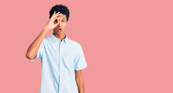 Ung Afrikansk Amerikansk Man Klädd Avslappnade Kläder Gör Gest Chockad — Stockfoto