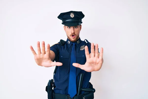 Polis Üniforması Giyen Genç Beyaz Bir Adam Avuç Içi Hareketlerini — Stok fotoğraf