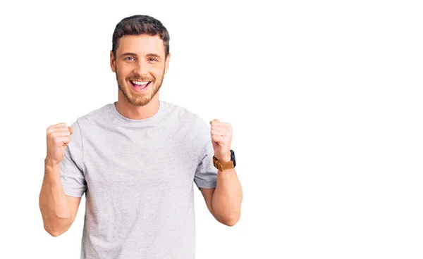 Beau Jeune Homme Avec Ours Portant Shirt Décontracté Célébrant Surpris — Photo