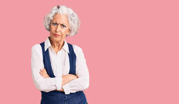 Donna Anziana Dai Capelli Grigi Che Indossa Abiti Casual Scettici — Foto Stock