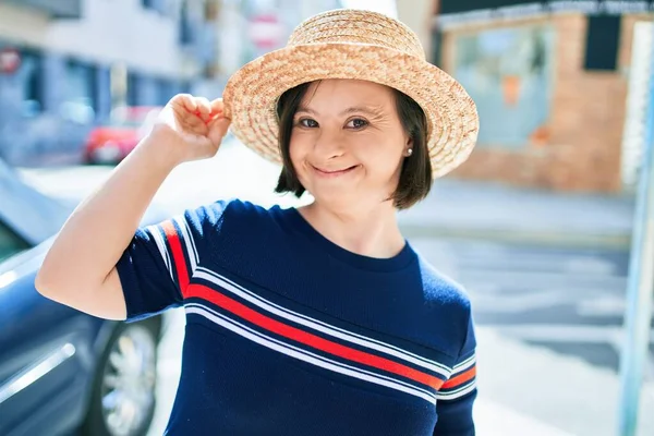 Bella Donna Bruna Con Sindrome Che Indossa Cappello Estivo Città — Foto Stock