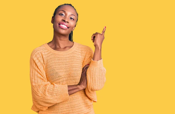 Ung Afrikansk Amerikansk Kvinna Bär Casual Kläder Med Ett Stort — Stockfoto