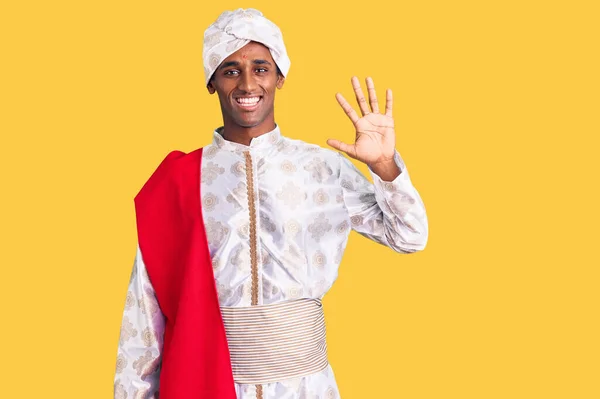 伝統的なSherwaniを身に着けているアフリカのハンサムな男は自信と幸せな笑みを浮かべている間 服が表示され 指の数5で指摘 — ストック写真