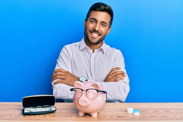 Schöner Hispanischer Mann Mit Sparschwein Und Brille Glückliches Gesicht Lächelnd — Stockfoto