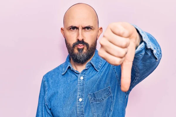 Homem Bonito Jovem Vestindo Roupas Casuais Olhando Infeliz Irritado Mostrando — Fotografia de Stock