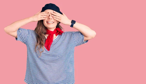 Giovane Bella Donna Bionda Con Berretto Francese Shirt Righe Che — Foto Stock