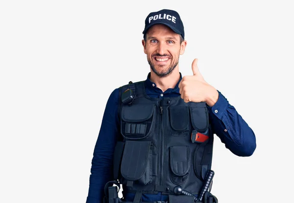Polis Üniforması Giyen Genç Yakışıklı Adam Elleriyle Mutlu Bir Jest — Stok fotoğraf