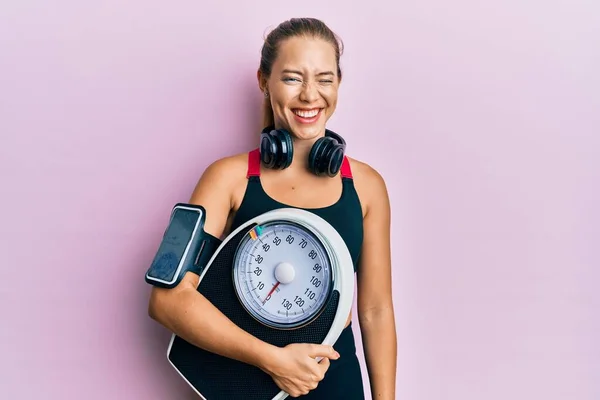 Bella Giovane Donna Sportiva Bionda Che Tiene Mano Macchina Bilanciare — Foto Stock