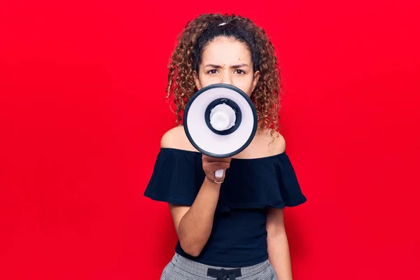 Kızgın Yüzlü Sevimli Latin Kız Kırmızı Arka Planda Duran Megafonla — Stok fotoğraf