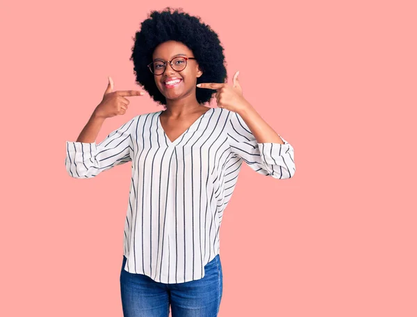 Jovem Afro Americana Vestindo Roupas Casuais Óculos Sorrindo Alegre Mostrando — Fotografia de Stock