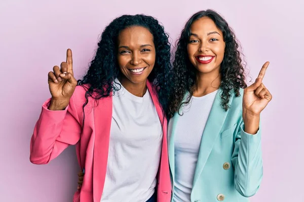 Afroamerikanische Mutter Und Tochter Business Stil Lächeln Erstaunt Und Überrascht — Stockfoto
