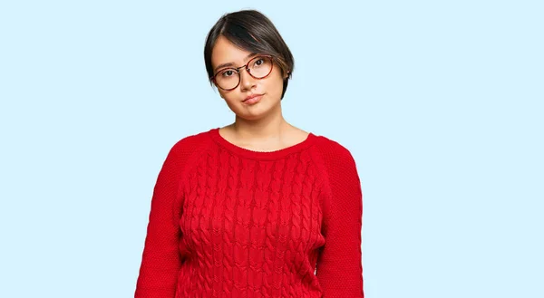 Wanita Muda Hispanik Dengan Rambut Pendek Mengenakan Sweater Kasual Dan — Stok Foto