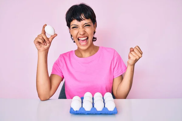 Beautiful Brunettte Woman Showing Fresh White Eggs Screaming Proud Celebrating — Stock Photo, Image