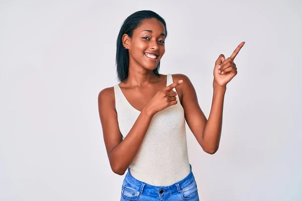 Joven Mujer Afroamericana Vistiendo Ropa Casual Sonriendo Mirando Cámara Apuntando —  Fotos de Stock
