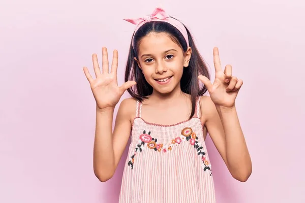 Piękne Dziecko Dziewczyna Noszenie Casual Ubrania Pokazując Wskazując Palcem Numer — Zdjęcie stockowe