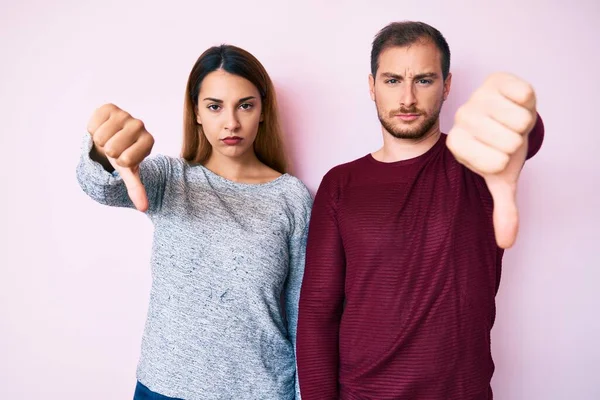 Bella Coppia Indossa Abiti Casual Cercando Infelice Arrabbiato Mostrando Rifiuto — Foto Stock