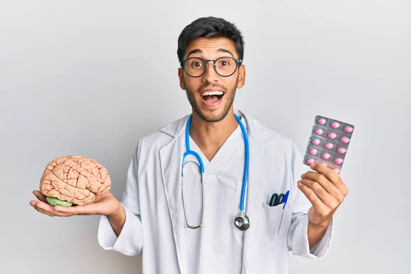Jovem Homem Bonito Segurando Cérebro Pílulas Como Conceito Saúde Mental — Fotografia de Stock