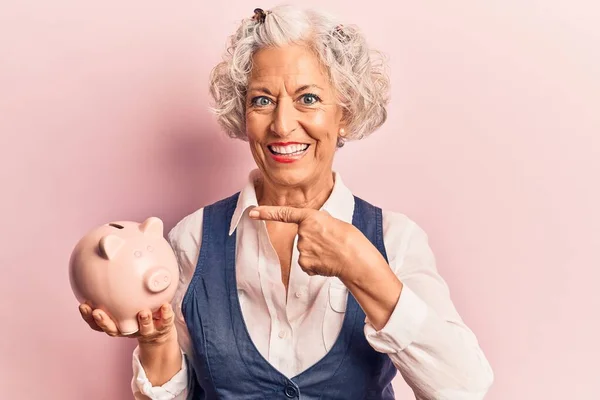 Senior Mujer Pelo Gris Sosteniendo Alcancía Sonriendo Feliz Señalando Con — Foto de Stock