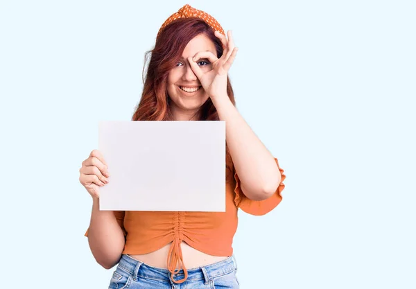 Jonge Mooie Vrouw Houden Kartonnen Banner Met Lege Ruimte Glimlachend — Stockfoto