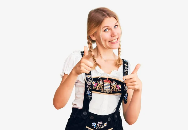 Ung Vacker Blond Kvinna Bär Oktoberfest Klänning Pekar Finger Till — Stockfoto