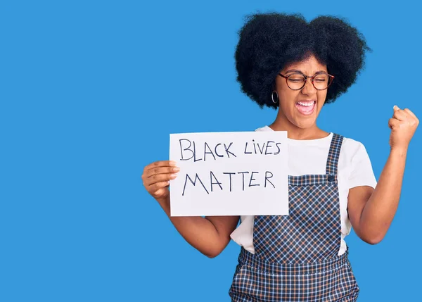 Joven Afroamericana Americana Sosteniendo Vidas Negras Bandera Materia Gritando Orgulloso — Foto de Stock