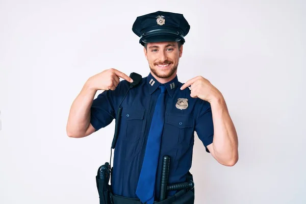Ung Kaukasisk Man Klädd Polisuniform Ser Säker Med Leende Läpparna — Stockfoto