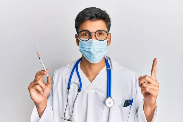 Jovem Homem Bonito Vestindo Uniforme Médico Máscara Médica Segurando Seringa — Fotografia de Stock