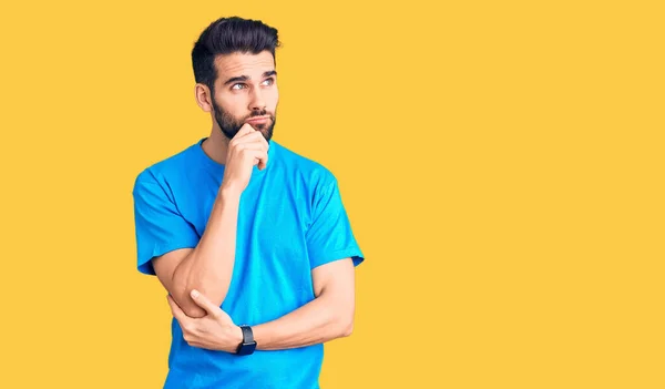 Joven Hombre Guapo Con Barba Vistiendo Camiseta Casual Con Mano — Foto de Stock