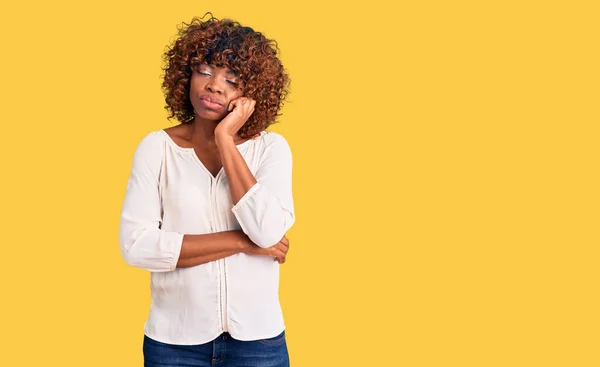 Mladý Africký Američan Žena Sobě Ležérní Oblečení Myšlení Vypadat Unaveně — Stock fotografie
