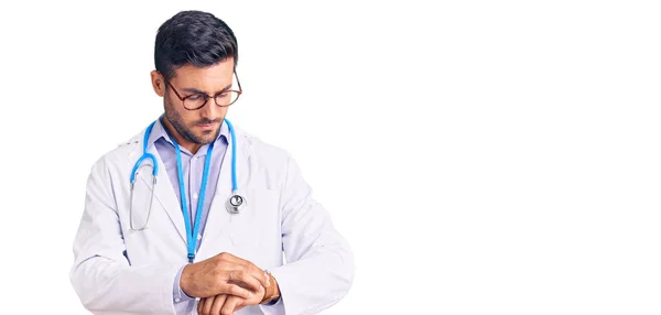 Junger Hispanischer Mann Arztuniform Und Stethoskop Der Der Armbanduhr Die — Stockfoto