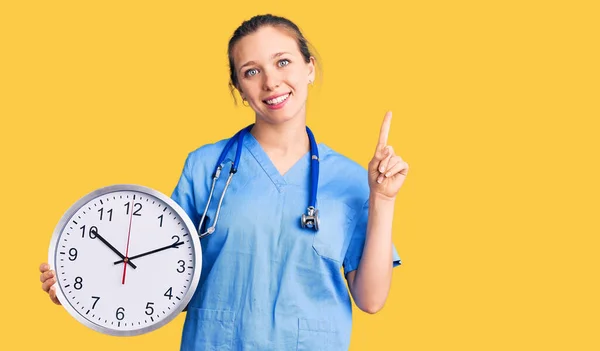 Giovane Bella Donna Bionda Che Indossa Uniforme Medico Stetoscopio Sorpreso — Foto Stock