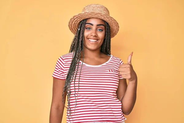Mujer Afroamericana Joven Con Trenzas Con Sombrero Verano Sonriendo Feliz —  Fotos de Stock
