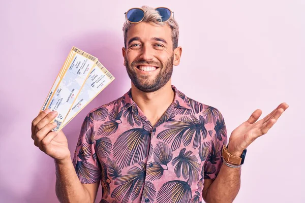 Junger Schöner Blonder Touristenmann Mit Bart Urlaub Der Die Bordkarte — Stockfoto
