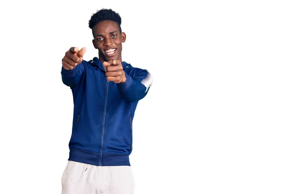 Junger Afrikanisch Amerikanischer Mann Sportkleidung Der Mit Den Fingern Auf — Stockfoto